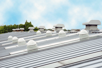 ▲屋根に設置された８基の採光ドーム